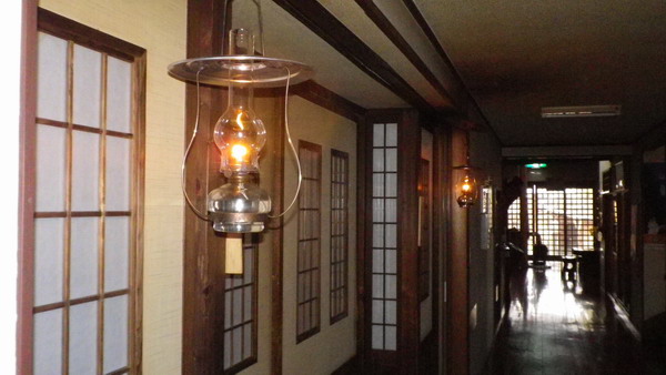 廊下にはランプが灯っている